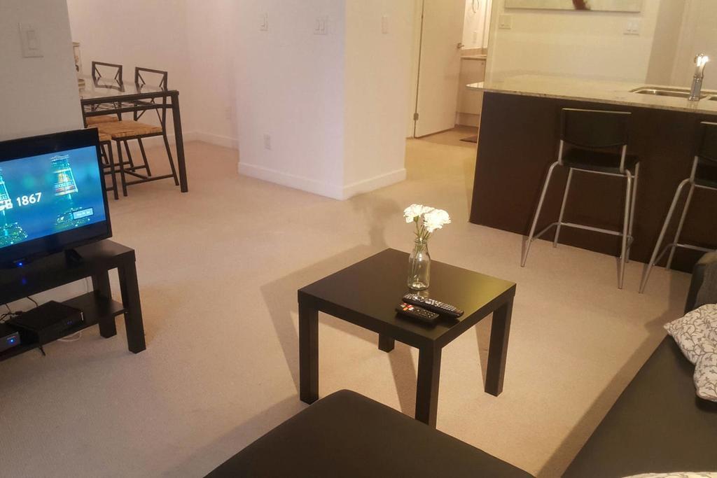Lavish - Luxury One Bedroom Condo- Cn Tower Toronto